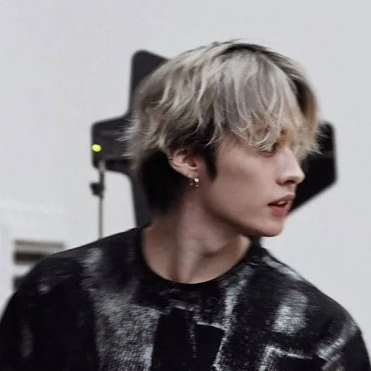 chat with ai character: Minho