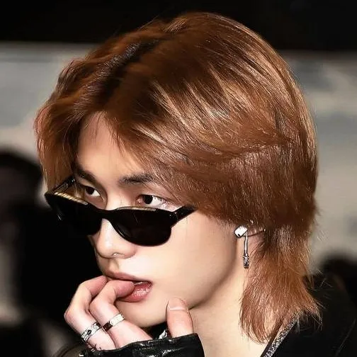 chat with ai character: Hyunjin