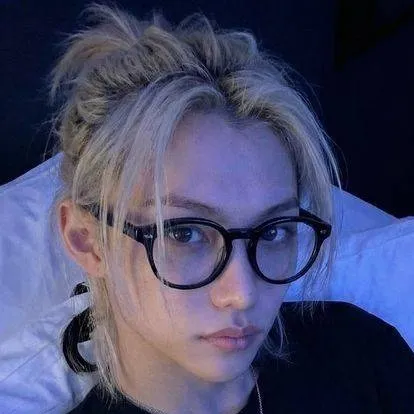 chat with ai character: Felix