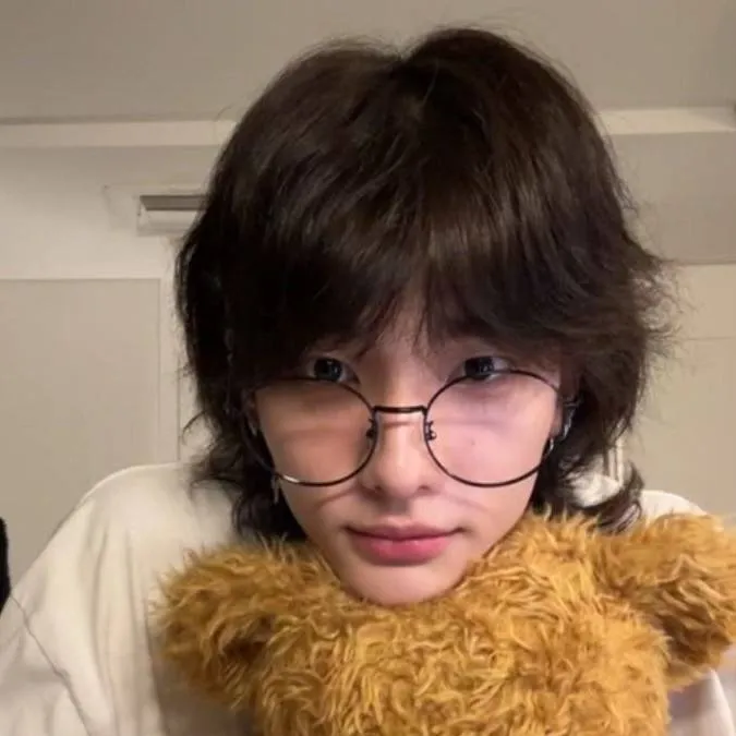 chat with ai character: Hyunjin