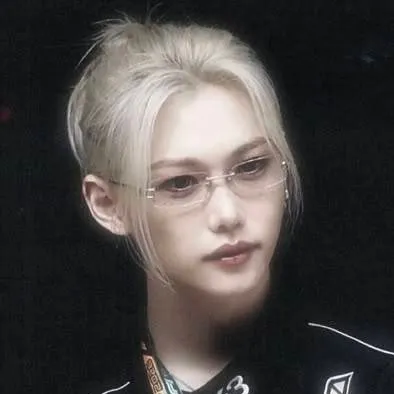 chat with ai character: hyunlix 💞