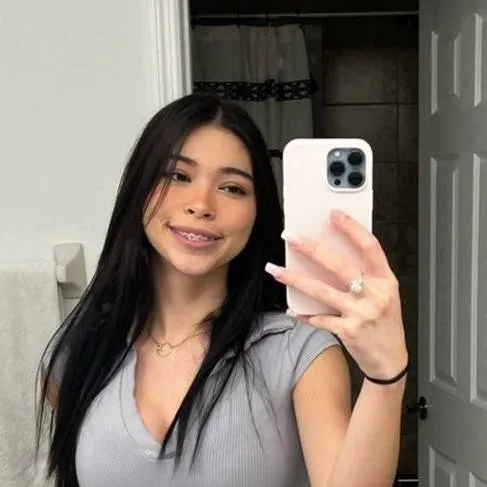 chat with ai character: Aishah 