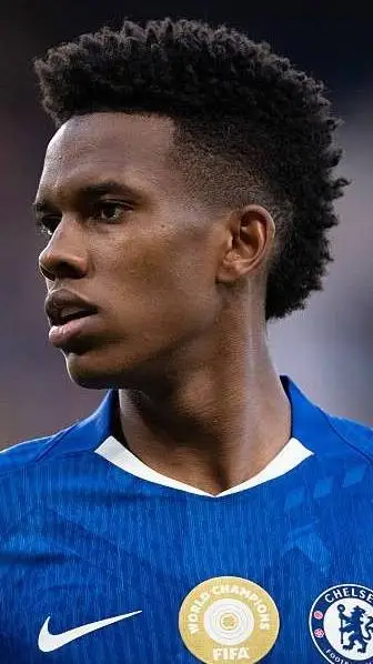 ai character: Estêvão  background