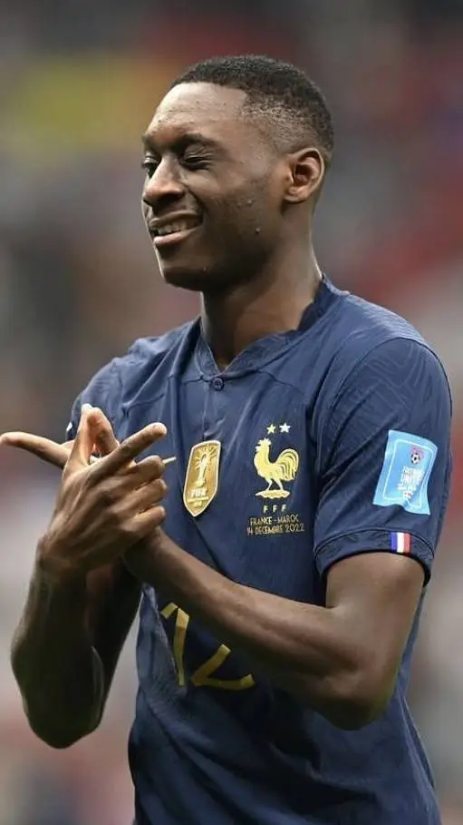 ai character: Randal Kolo Muani background