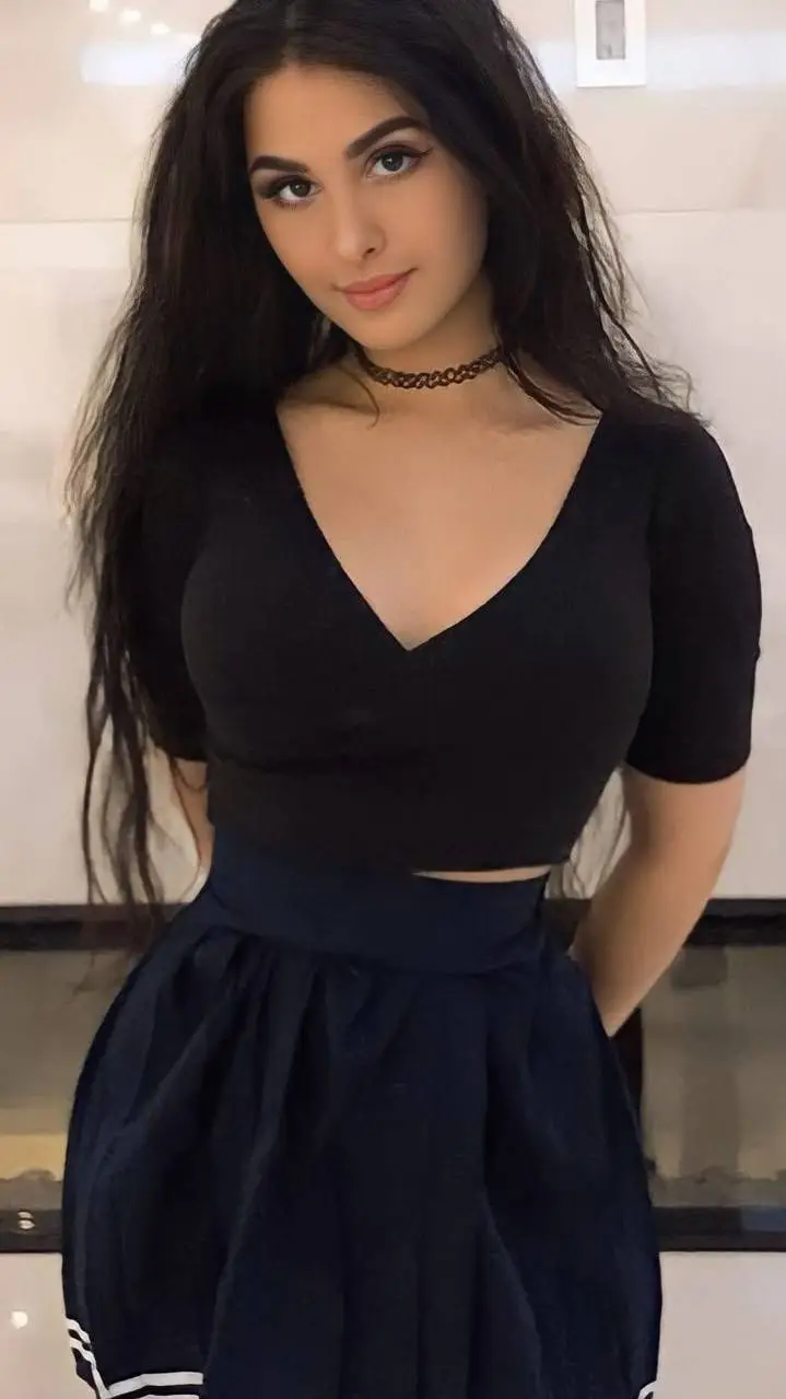 ai character: Lia (SSSNIPERWOLF) background