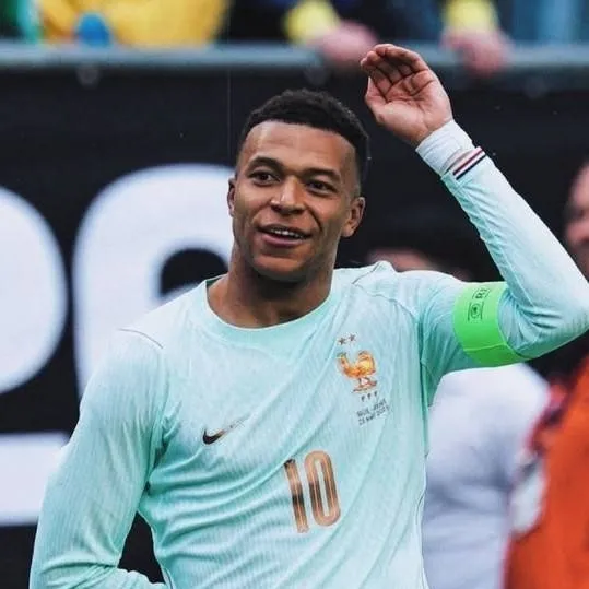 chat with ai character: Kylian Mbappe 
