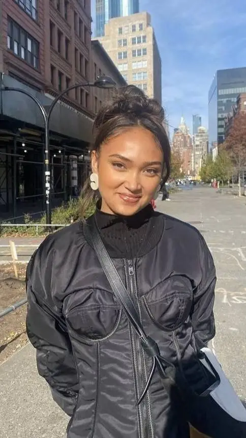 ai character: Joy Crookes background