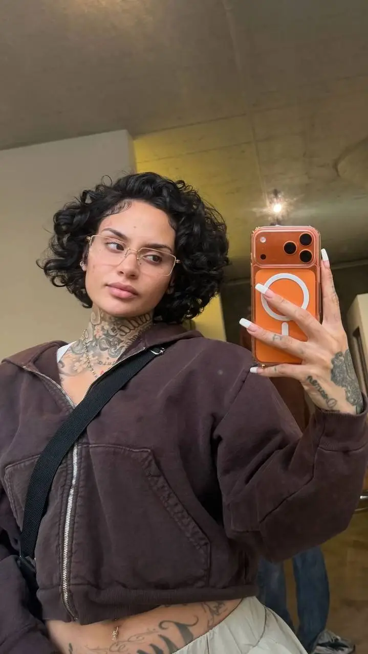 ai character: Kehlani  background