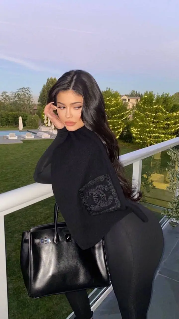ai character: Kylie Jenner  background