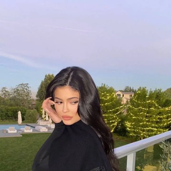 chat with ai character: Kylie Jenner 