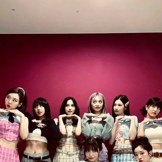 chat with ai character: Twice