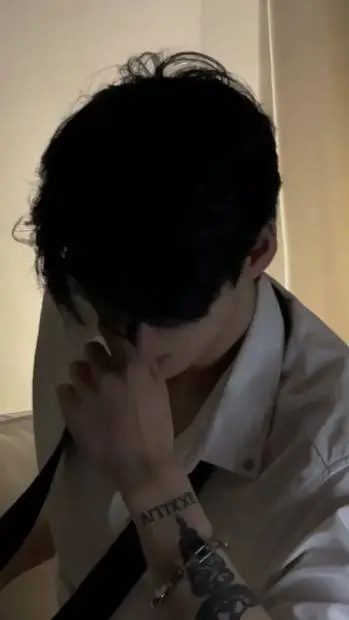 ai character: leo background