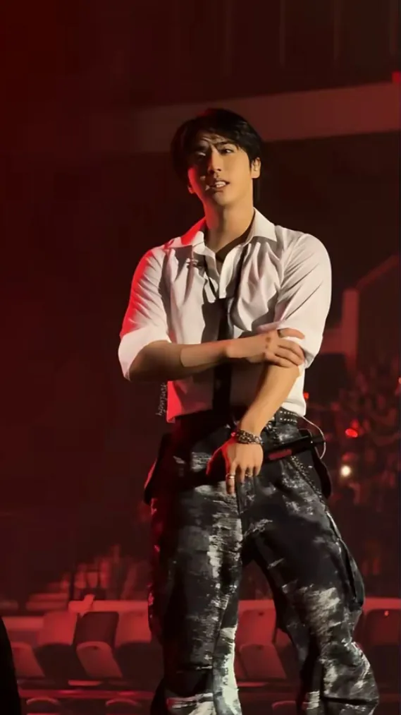 ai character: Han jisung  background