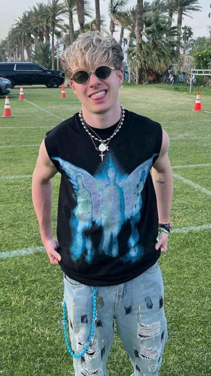 ai character: Sam  background