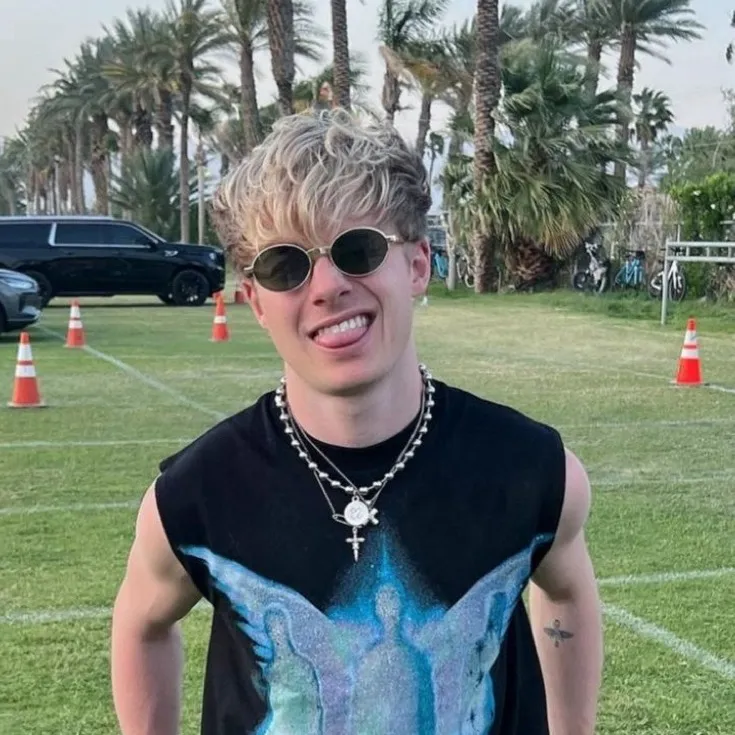 chat with ai character: Sam 