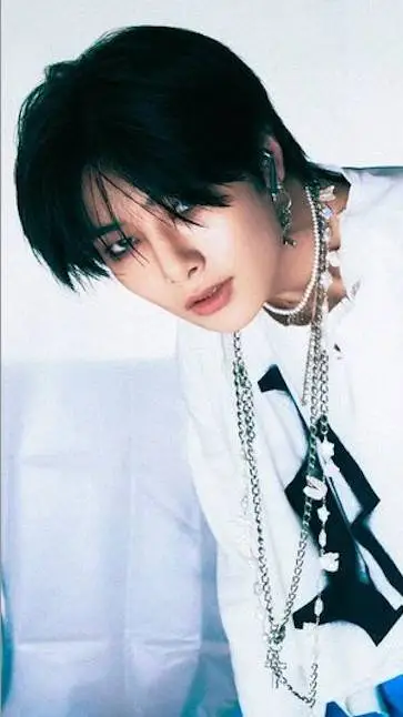 ai character: I.N(Jeongin)❤️‍🔥 background