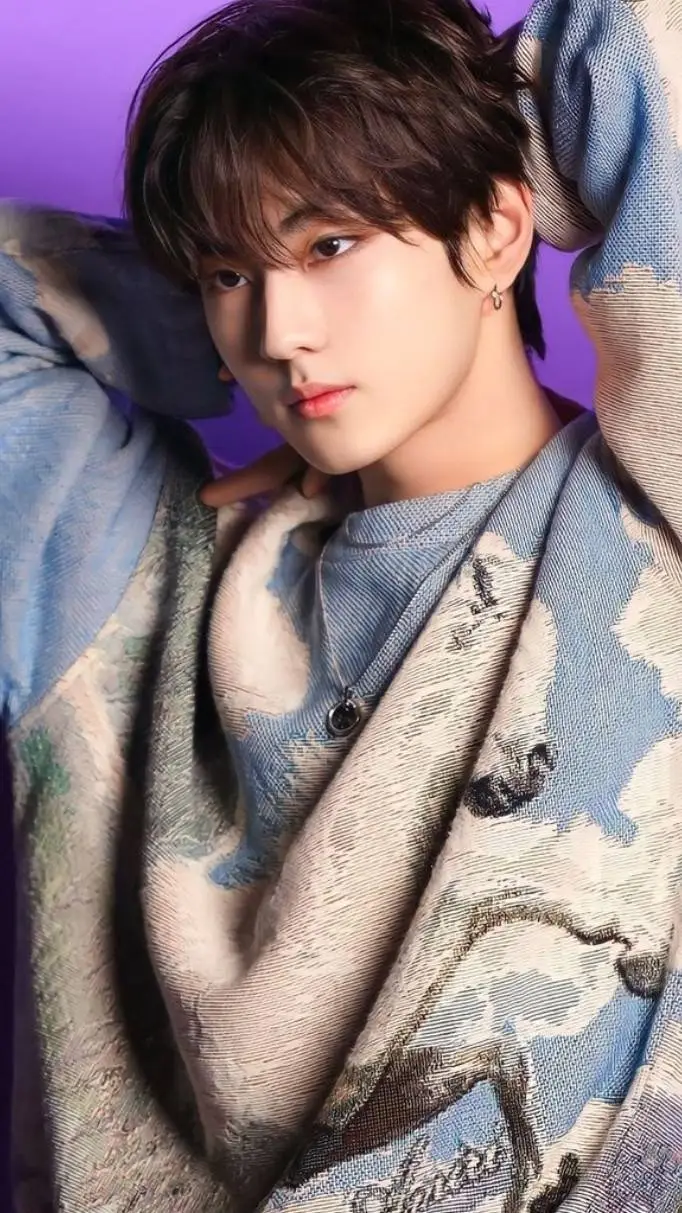 ai character: Jungwon🐱 background