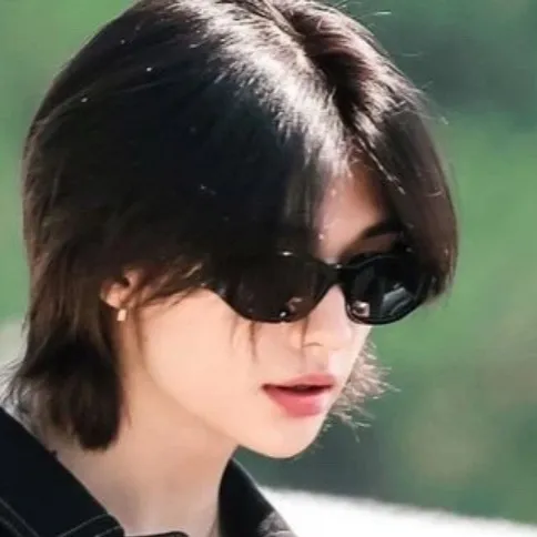 chat with ai character: Hyunjin