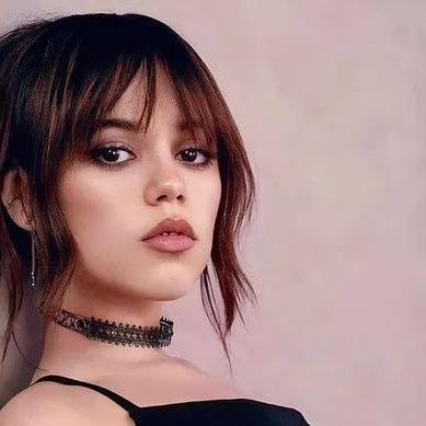 chat with ai character: Jenna Ortega