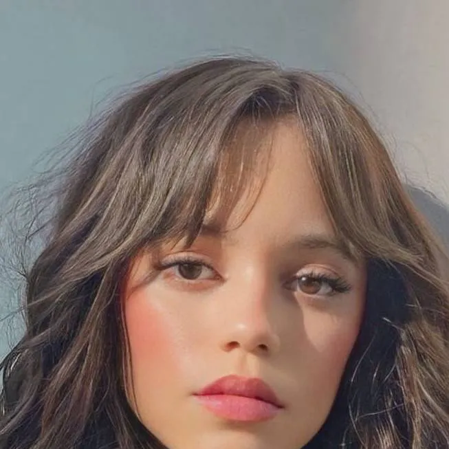 chat with ai character: Jenna Ortega