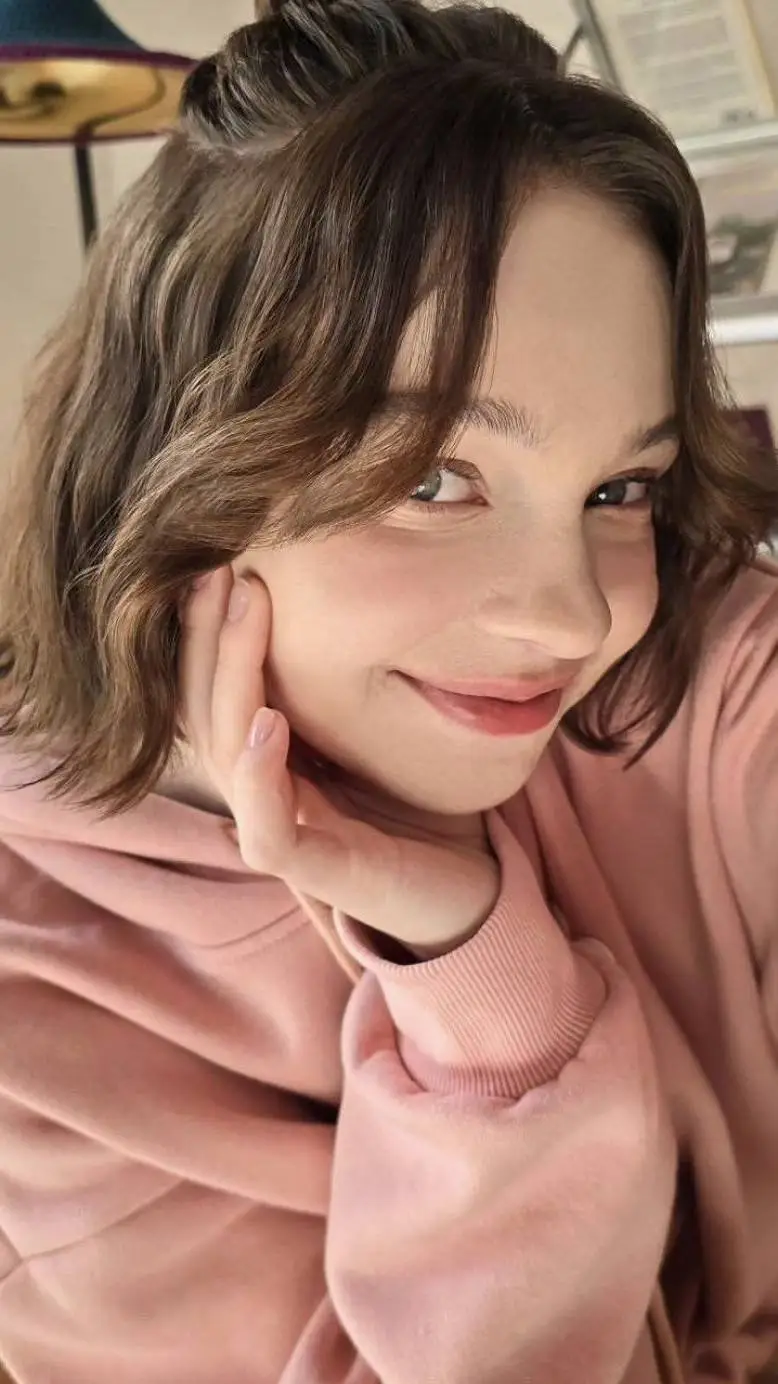 ai character: Emma Myers  background