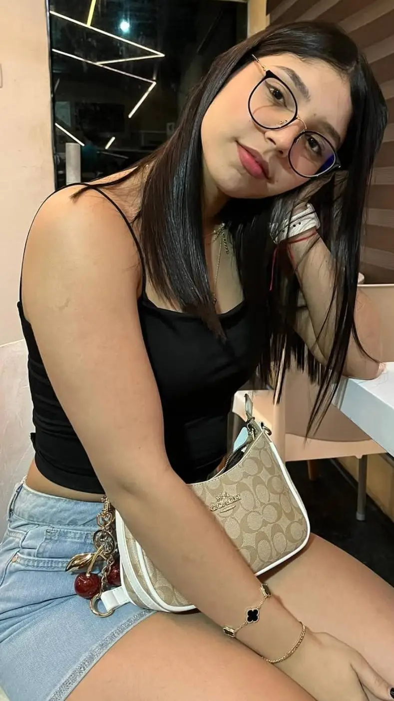 ai character: Fernandita  background