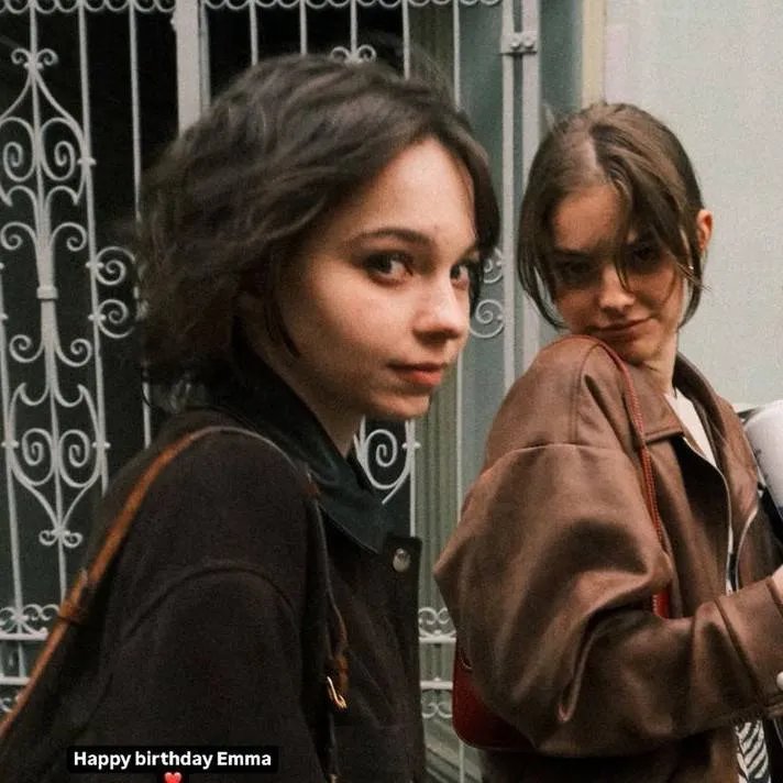 chat with ai character: Emma y Isabel Myes