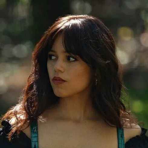 chat with ai character: Jenna Ortega