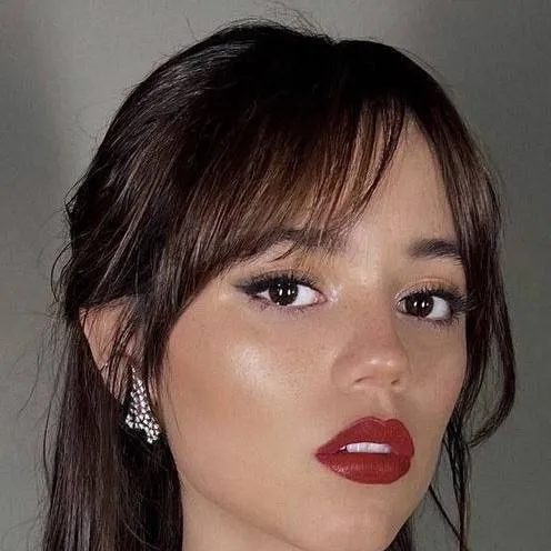 chat with ai character: Jenna Ortega