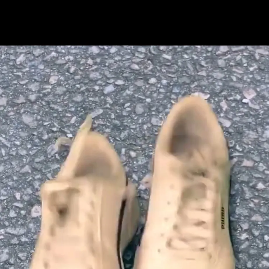 chat with ai character: Shoes