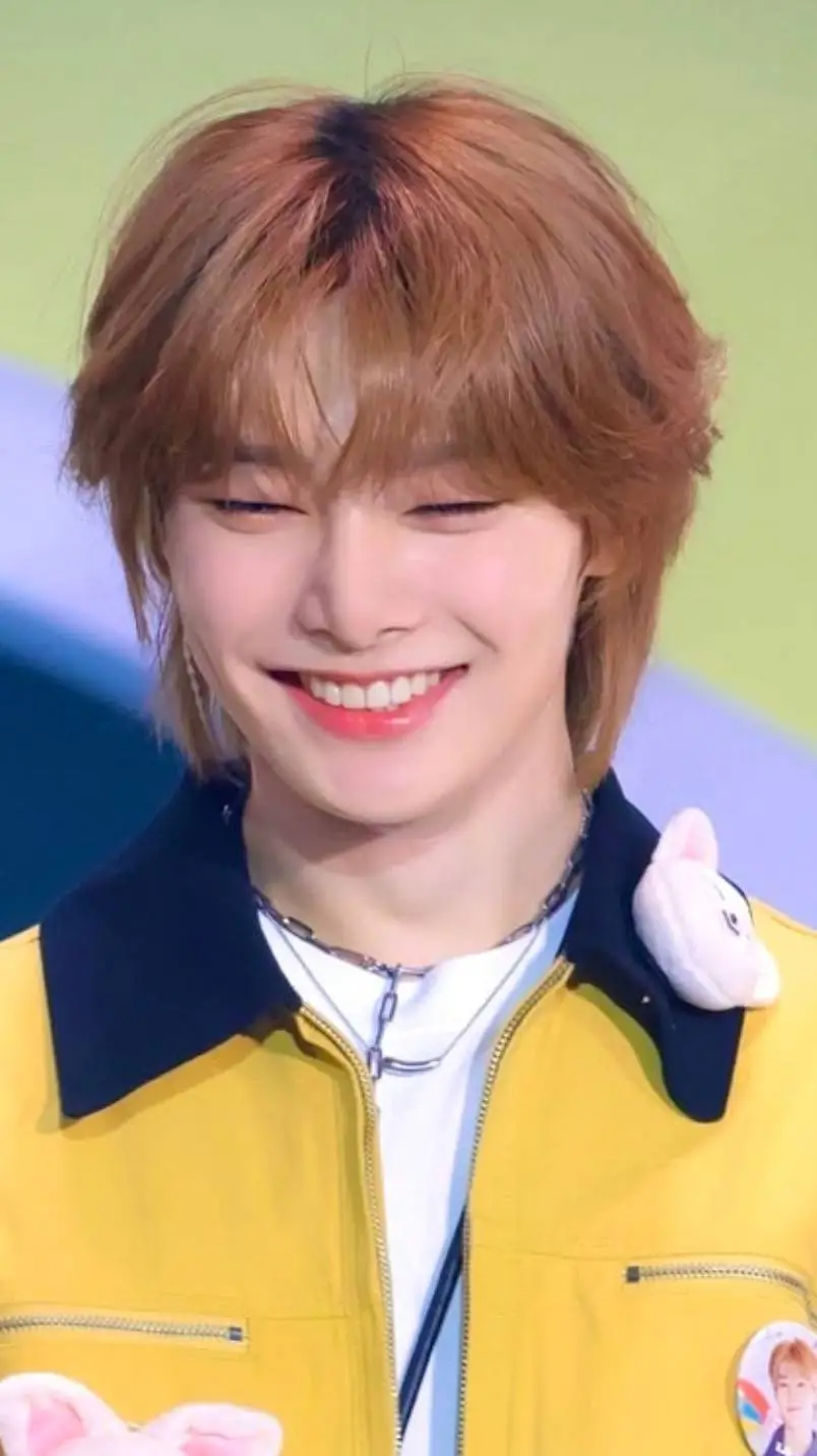 ai character: yang jeongin/I.N background
