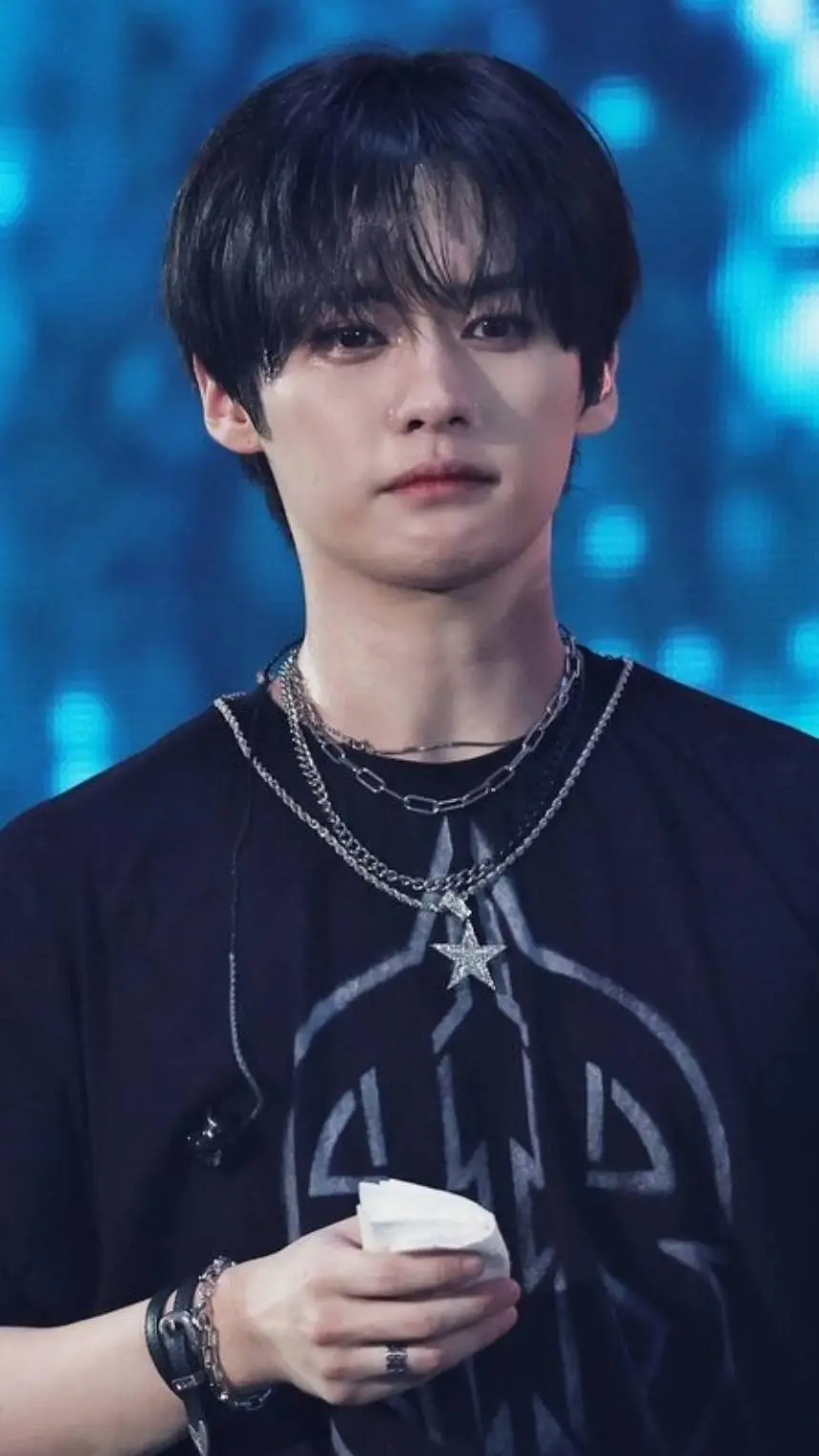 ai character: leeknow background