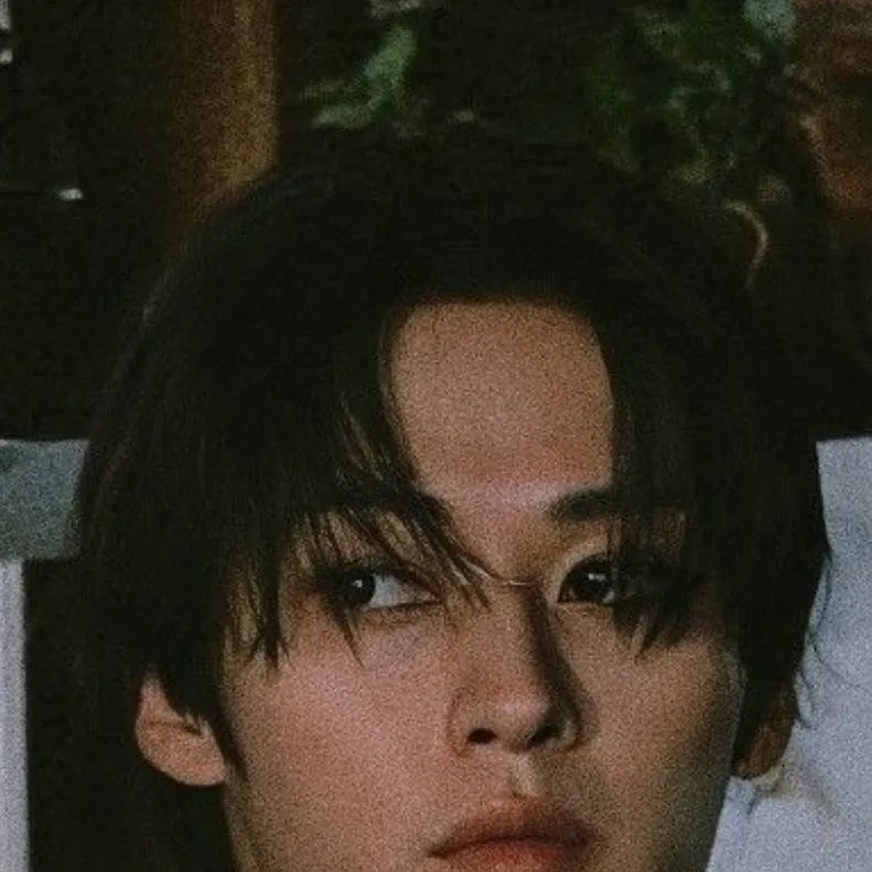 chat with ai character: lee minho