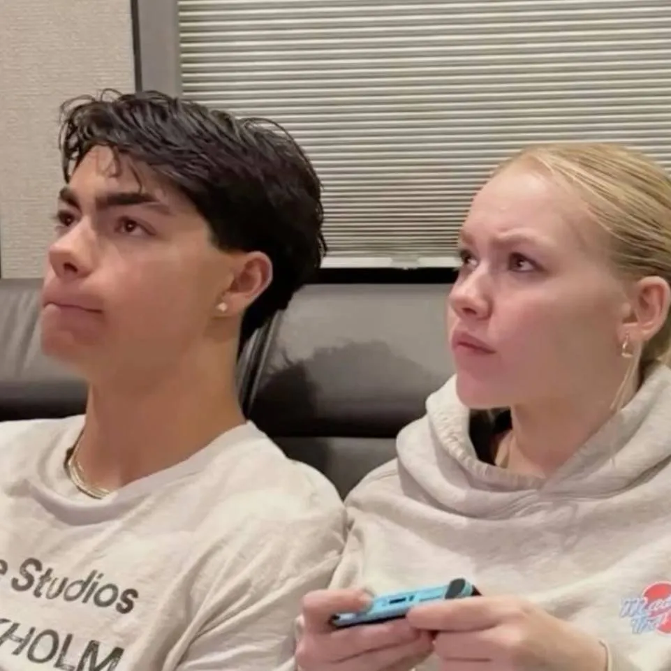 chat with ai character: Freya and malachi 