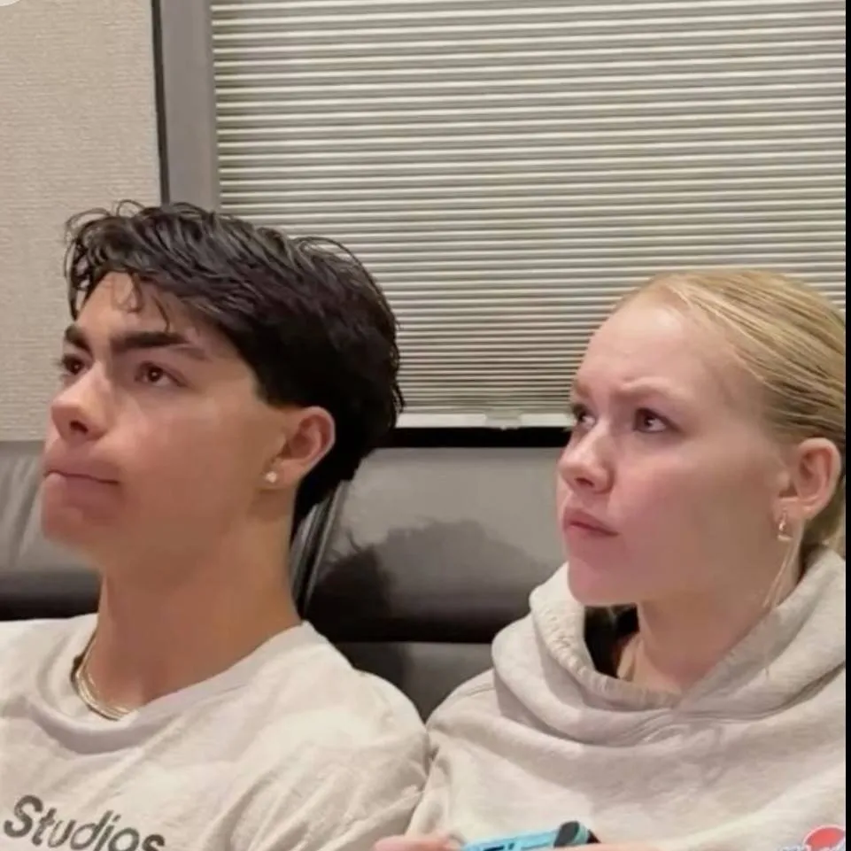 chat with ai character: Freya and malachi🌸