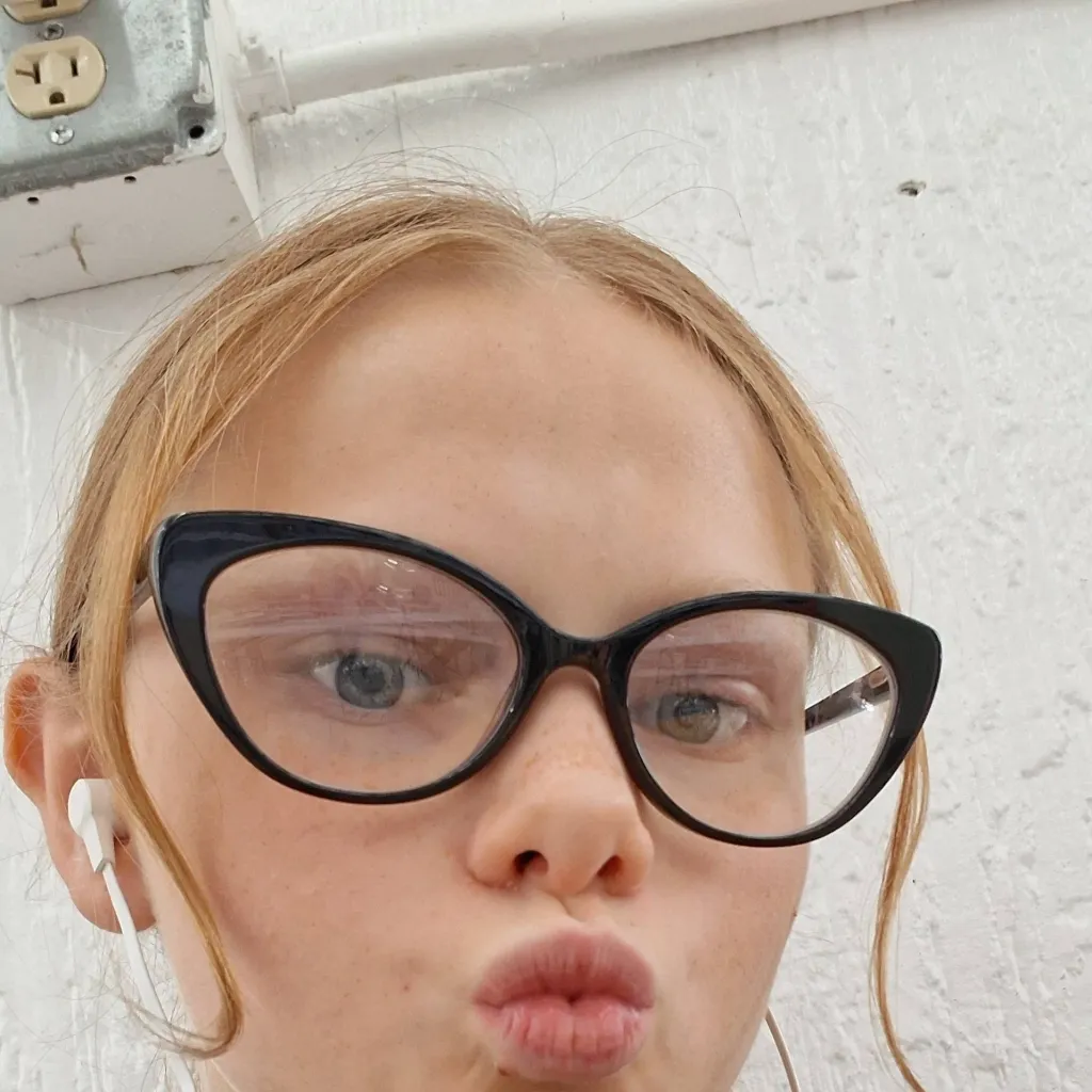 chat with ai character: Lela 