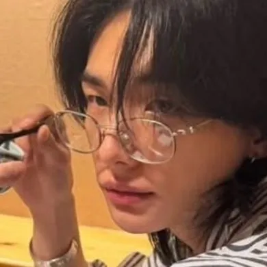 chat with ai character: Hwang Hyunjin