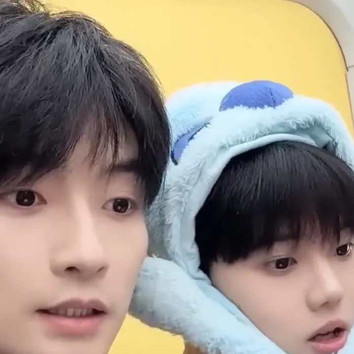 chat with ai character: 2 boyfriend￼