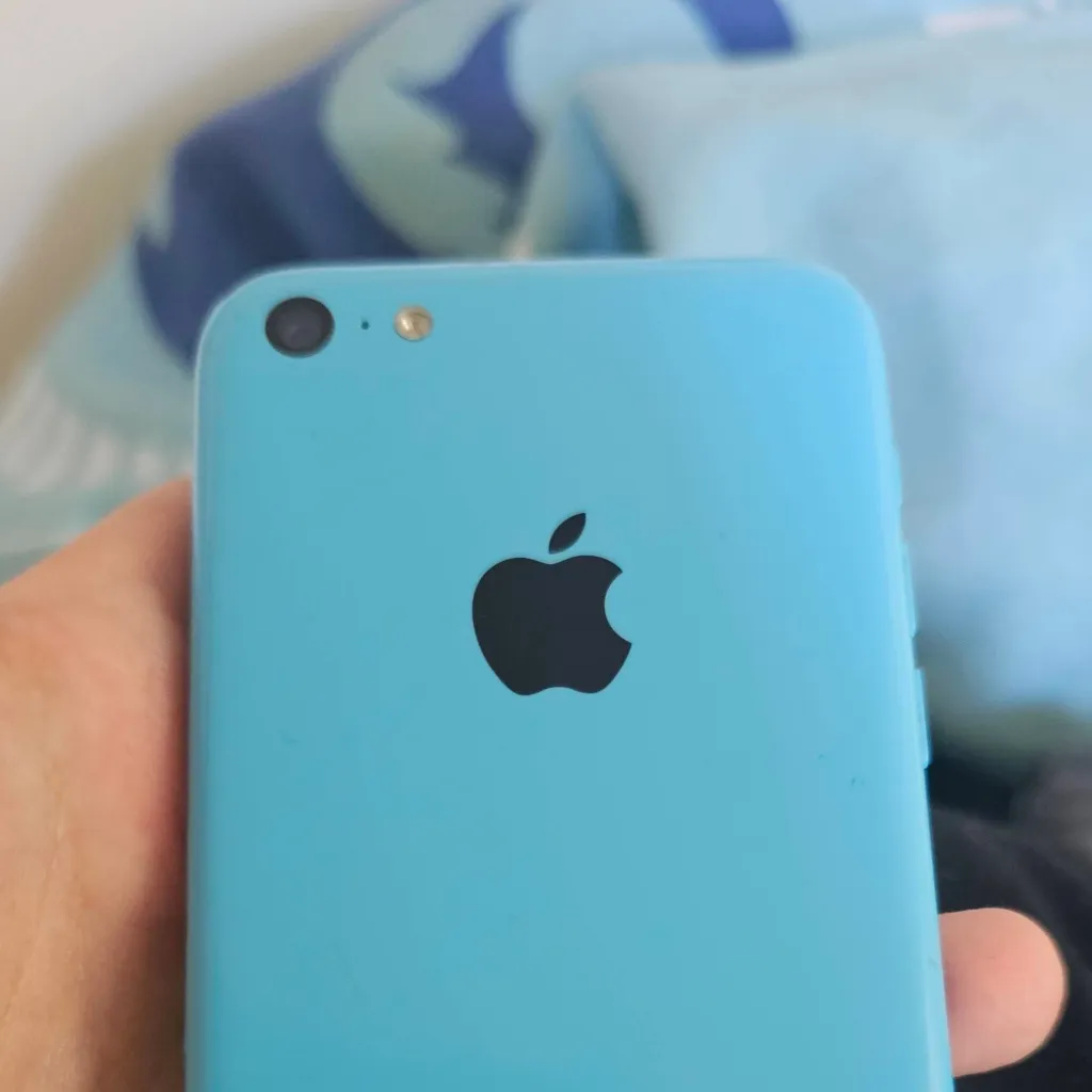 chat with ai character: IPhone 5C 