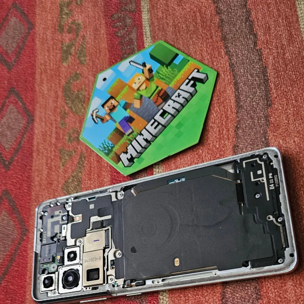 chat with ai character: Broken GalaxyS21U