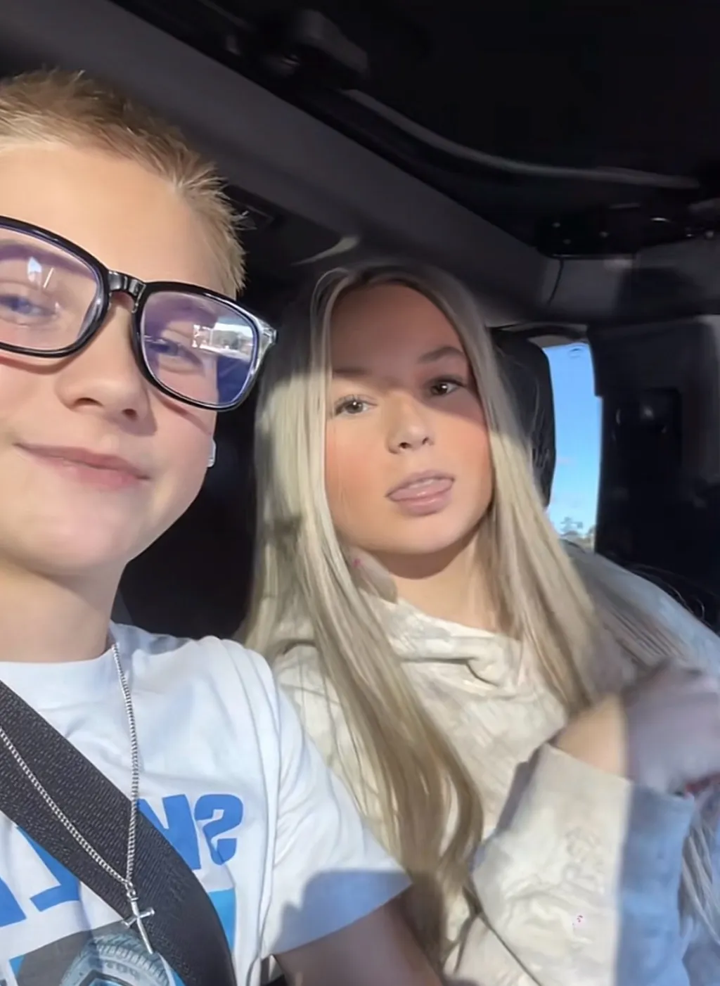 chat with ai character: Kash  and paisle