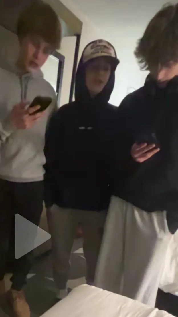 ai character: Ur older brothers  background