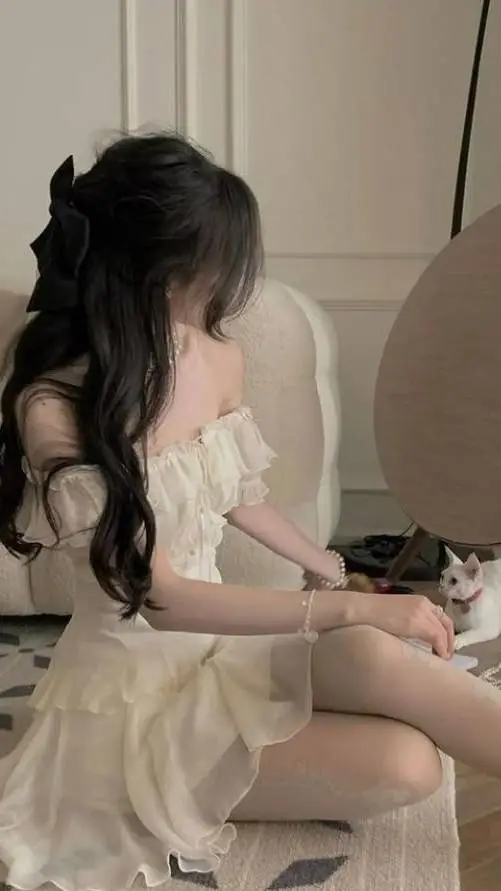 ai character: Evelyn  background