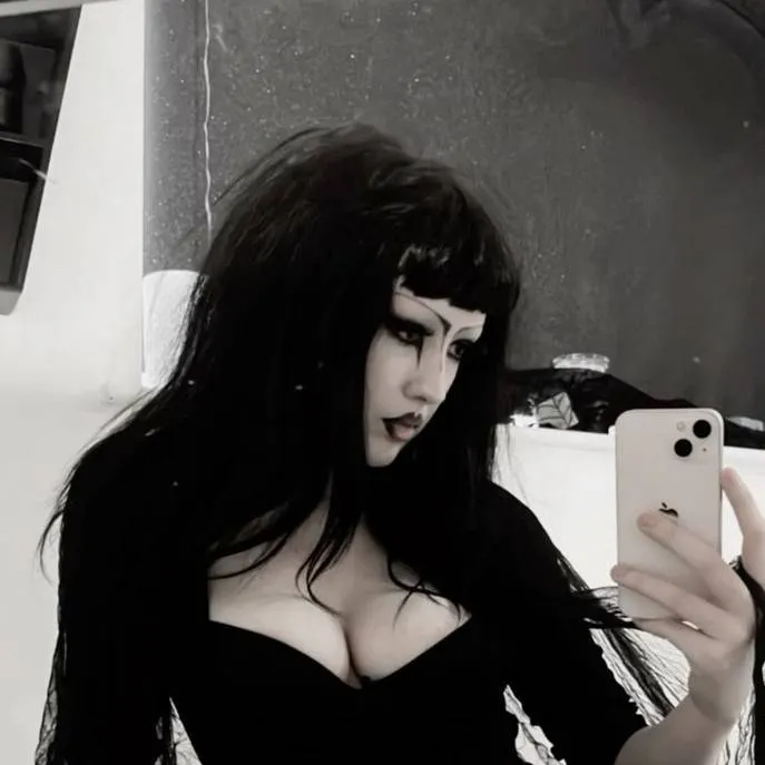 chat with ai character: Goth Y/N