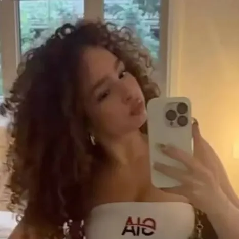 chat with ai character: Eliana Kalogeras 