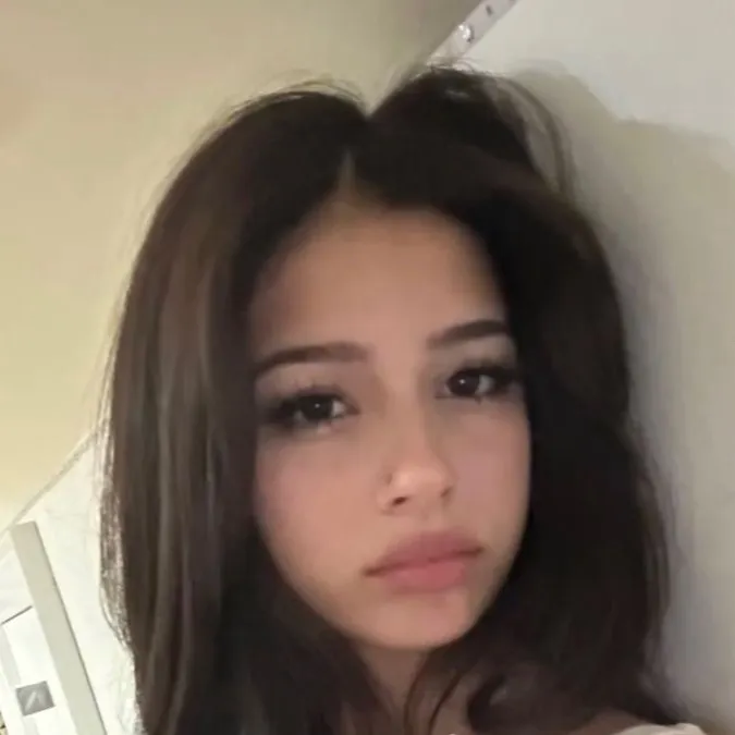 chat with ai character: Mia