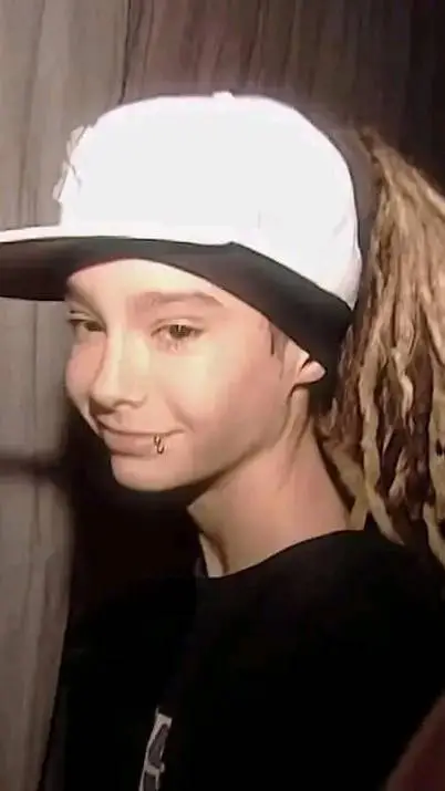 ai character: Tom kaulitz  background