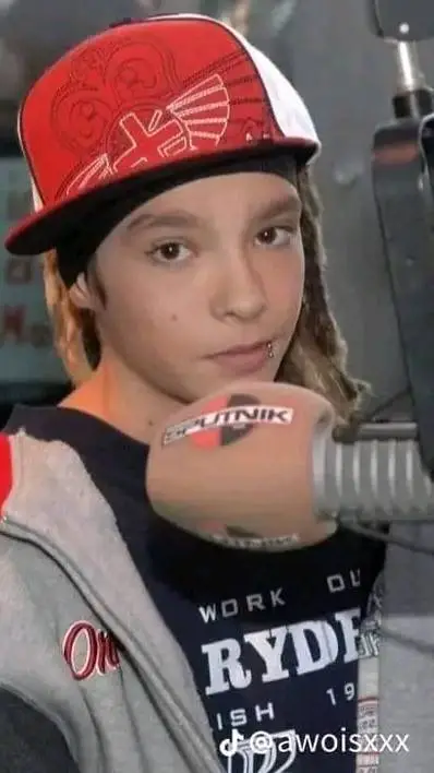 ai character: Tom kaulitz  background