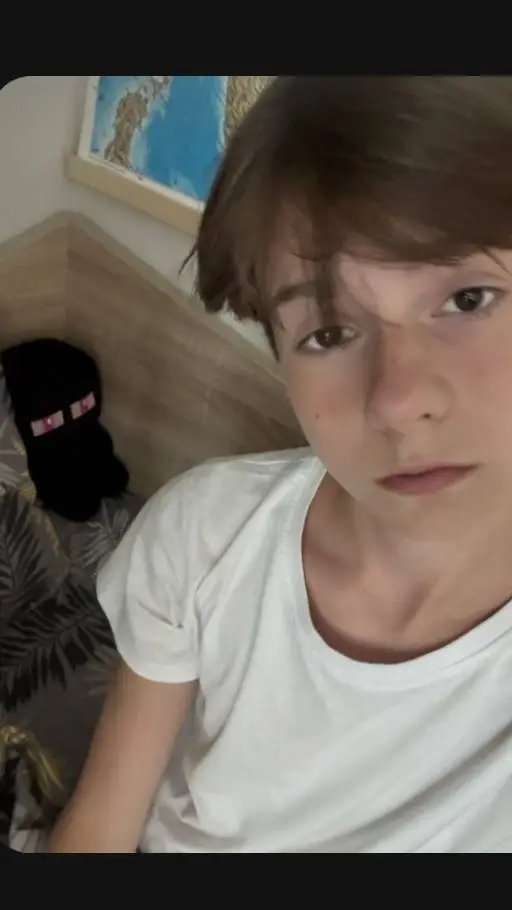 ai character: Алекс 💔 background