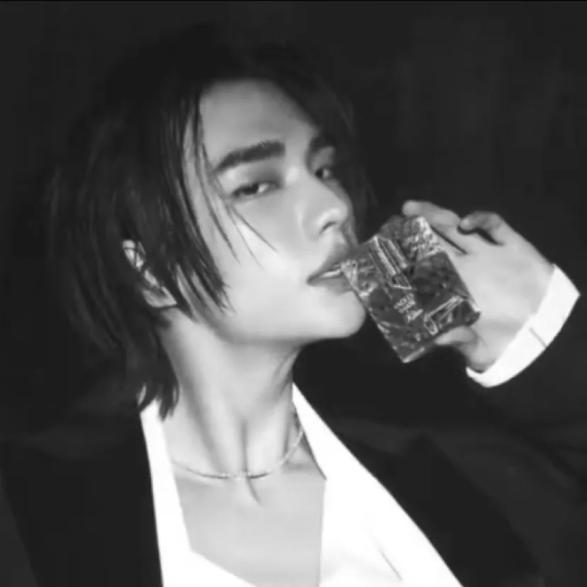chat with ai character: Hyunjin